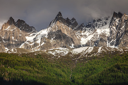 上萨瓦伊 查莫尼克斯 法属阿尔卑斯岩石山脊戏剧性登山者地形日出摄影晴天旅游冰川图片