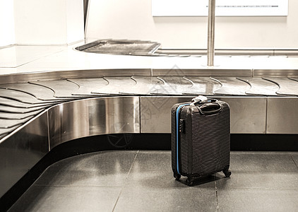 机场行李传送带旁边的黑色箱子 黑色手提箱图片