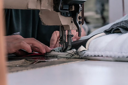 缝纫机裁缝剪裁衣服工人缝纫织物女裁缝工艺针线活制造业工厂图片