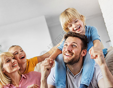孩子女儿儿子家庭快乐妈妈爸爸沙发一起玩耍乐趣女孩男孩开朗微笑回家一起女士父母拥抱喜悦童年幸福享受男性母亲闲暇图片