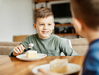 男孩孩子兄弟朋友蛋糕食物吃甜点家庭美味甜小吃快乐乐趣童年盘子男生男性桌子享受奶油图片