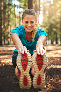 一个运动的年轻女子在自然界外做伸展锻炼 体力超乎寻常的动作图片