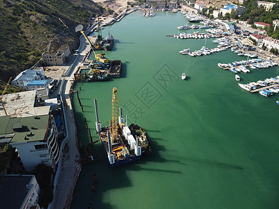 建造码头的浮起吊船疏疏浚驳船 空中最高风景血管天空海洋漂浮技术驳船建筑海滩平台运输图片