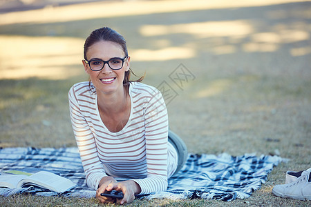 一天的休假做得正好 一个有魅力的年轻女人在公园放松的肖像图片