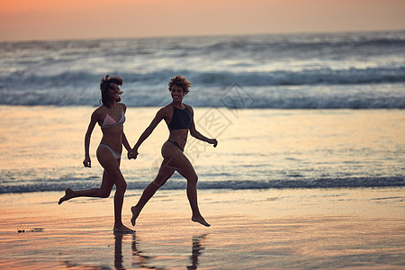 有两个年轻女人在海滩上享受着自己的快乐 我最喜欢她了图片