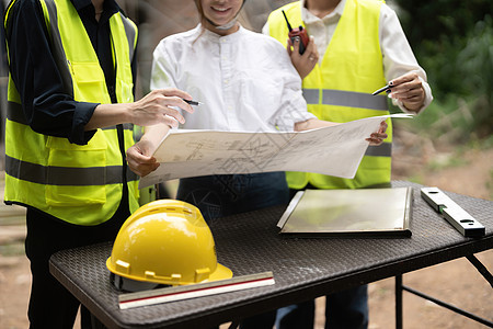 建筑工程师在施工或建筑工地与建筑师讨论职场建设者标志安全女性头盔房子工程男人会议图片