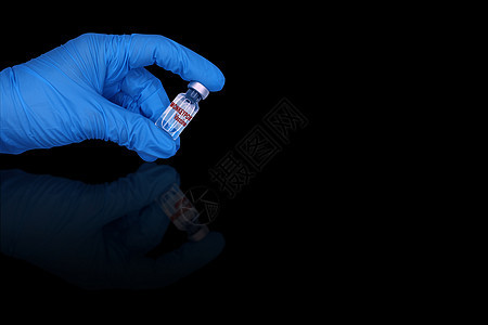 黑镜背面的蓝色医疗手套 手拿着猴子天花疫苗图片