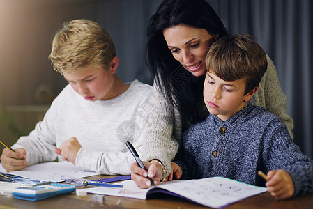 父母是最好的老师 母亲帮助儿子做功课的好妈妈图片