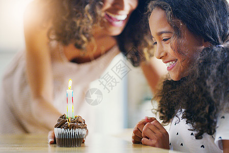 有时 小事会给生活带来最大的快乐 一位母亲和她年幼的女儿在家里庆祝生日图片
