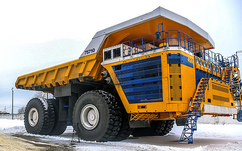 重型采矿倾卸卡车在工厂运输倾倒车辆矿石煤炭工作驾驶装载机挖掘机拖拉机图片