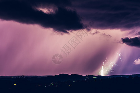 雷暴背景下的夜间风景 农村环影和有闪电闪烁的云彩灾难耀斑场景天气蓝色霹雳全景危险天空气候图片