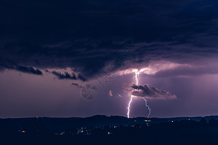 雷暴背景下的夜间风景 农村环影和有闪电闪烁的云彩天气霹雳气候危险全景蓝色地平线暴雨耀斑风暴图片