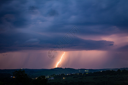 雷暴背景下的夜间风景 农村环影和有闪电闪烁的云彩暴雨蓝色戏剧性气象罢工霹雳地平线耀斑螺栓天堂图片