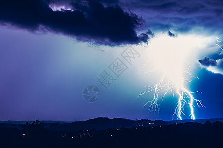 雷暴背景下的夜间风景 农村环影和有闪电闪烁的云彩耀斑地平线暴雨震惊危险气候风暴活力全景罢工图片