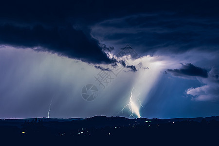雷暴背景下的夜间风景 农村环影和有闪电闪烁的云彩罢工暴雨震惊霹雳天堂耀斑活力地平线风暴气候图片