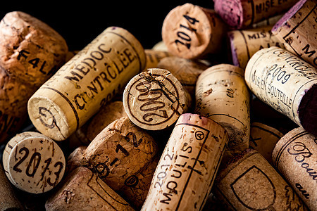 法国葡萄酒在铁线篮子里的旧软木塞片酒厂塞子医生瓶子宏观木头饮料金属酒精葡萄园图片