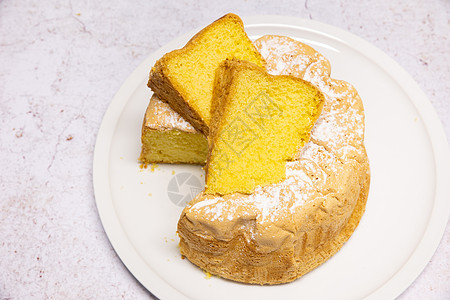 自己做的萨瓦蛋糕 在漂亮的白瓷盘子上饼干桌子面包烹饪蛋糕甜点早餐食物白色糕点图片