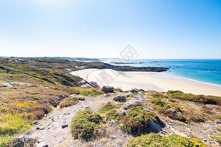 在法国Frehel Cape地区布列顿海岸线上的海滩坑 夏季有沙 岩石和沼泽地海洋沙滩旅行支撑旅游海景假期天空花岗岩海岸图片