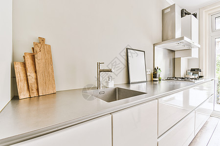 带白色家具的现代厨房内内部橱柜装设公寓建筑学烤箱组织住宅龙头火炉住房图片