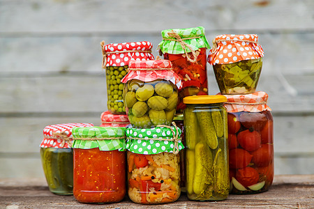 配有冬季保留蔬菜的罐子 有选择性的焦点工作桌子食物产品胡椒盐渍黄瓜烹饪横幅地窖图片