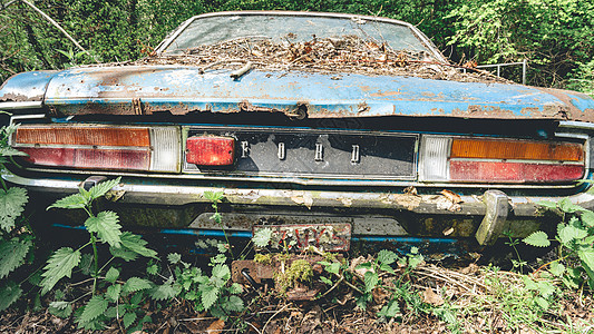 旧遗弃福特汽车车辆垃圾城市金属机器衰变勘探旅行废料拆除图片