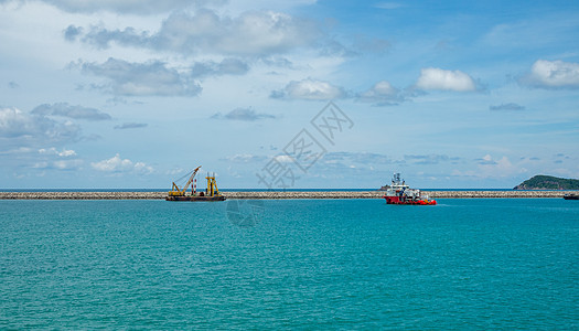 运输船停泊在泰国萨塔菲普湾的泰国湾海岸图片