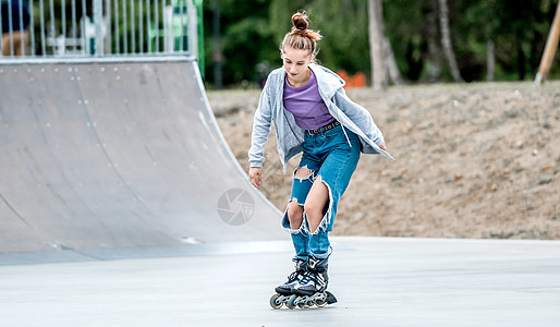女孩滚滚滑溜冰车溜冰者活动滚筒喜悦滑冰安全轮滑乐趣旱冰孩子图片