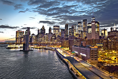 纽约市市区和布鲁克林桥黄昏风景的天线图片