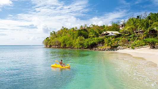包子皮在加勒比海 圣卢西亚或圣卢西亚的一个热带岛屿上划皮划艇的年轻人假期海滩活动闲暇娱乐男性血管天空蓝色冒险背景