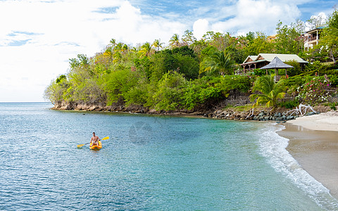 在加勒比海 圣卢西亚或圣卢西亚的一个热带岛屿上划皮划艇的年轻人海洋天空男性闲暇活动独木舟冒险海滩男人运动图片