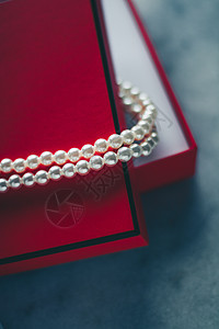 红色礼盒中的精美珍珠 奢华礼物  珠宝和她风格概念的奢华礼物财富石头展示吊坠戒指宝石手镯珠子宝藏钻石图片