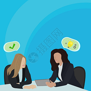 使用平板板在互联网上搜索新解决方案时 坐在会议桌前交流新想法和检查已完成的计划的两位女性合身服装女学生会蓝色技术经理商业人士计算图片