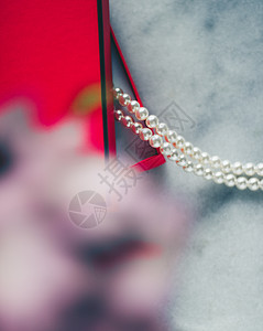 红色礼盒中的精美珍珠 奢华礼物  珠宝和她风格概念的奢华礼物宝石首饰珠子庆典展示石头金属戒指手镯财富图片