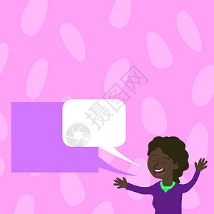 女人抱着重要消息的两个讲话泡泡 女性在不同的对话气球上展示重要信息 显示最近更新的夫人童年绘画成人计算机气泡幸福话框海报微笑商务图片