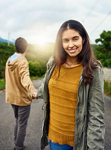 永远别走不同的路 一个美丽的年轻女人握着男朋友的手 - 她是谁?图片