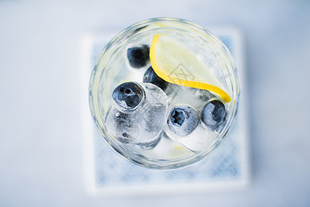 鸡尾酒 鸡尾酒和庆祝活动风格概念 并配有蓝莓冰和柠檬果汁冰镇浆果水果液体玻璃派对热带食物叶子图片
