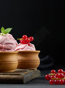 黑桌上有红卷子的粉红色冰淇淋 冰淇淋牛奶水果圆形甜点食物奶制品奶油绿色黑色香草图片