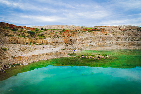 在一个废弃的古老采石场中形成湖矿物假期工业建筑学石灰石蓝色材料海滩环境石头图片