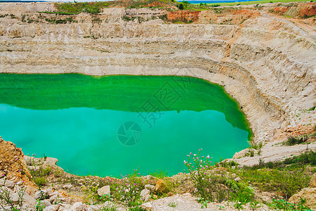 在一个废弃的古老采石场中形成湖工业地质学爬坡荒野蓝色采石旅游石灰石材料海滩图片