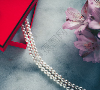 红色礼盒中的精美珍珠 奢华礼物  珠宝和她风格概念的奢华礼物展示石头财富吊坠项链宝藏戒指金属魅力手镯图片