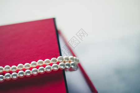 红色礼盒中的精美珍珠 奢华礼物  珠宝和她风格概念的奢华礼物项链钻石宝藏金属石头婚礼宝石首饰珠子庆典图片