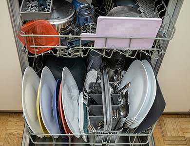 使用清洁的洗碗机 用具和罐子家务器具机器勺子餐具房子盘子厨房帮助图片