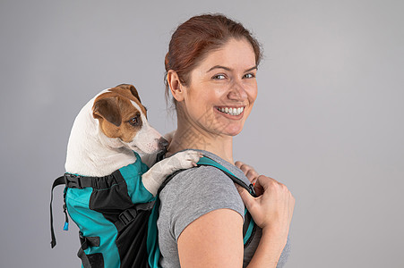 白种女人背着杰克罗瑟尔的狗不育症动物运输犬类婴儿小狗快乐女孩背包安全图片