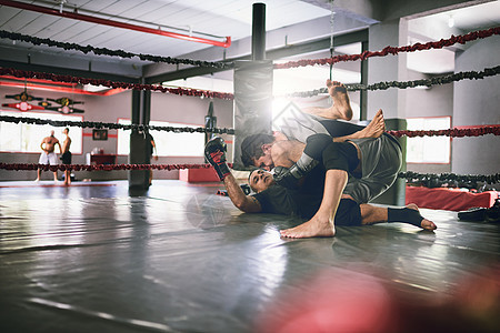 两只年轻的男拳击手 白天在健身房地板上的拳击场里 互相对着看训练节奏比赛的竞技赛图片