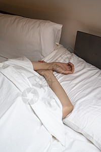 睡在床上的女人精神枕头女士悲伤睡眠压力疾病小憩健康图片