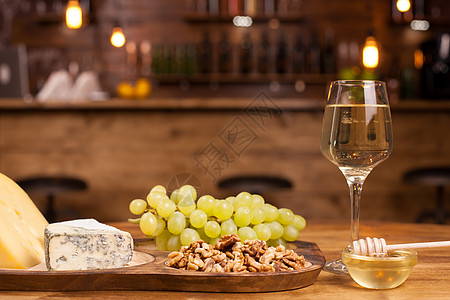 食物配有变幻无常的零食 在木制桌上做白葡萄酒图片