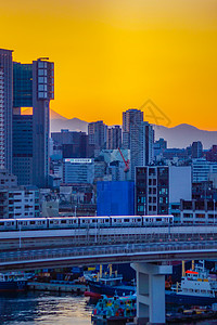 东京海边新的交通救济线和夜视台风机车铁路天空列车通勤美景日落电力旅行阴影图片