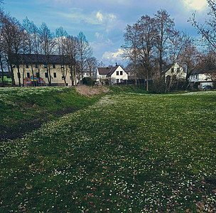 公园中可见的小房子 德国绿草坪图片