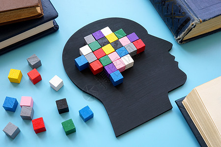 多色立方体 以大脑的形式 作为一种象征的创意思维图片