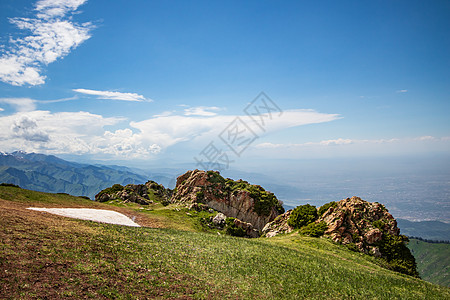 高山顶峰三兄弟 在阿拉木图附近一个流行出行的地方 复制太空空间图片